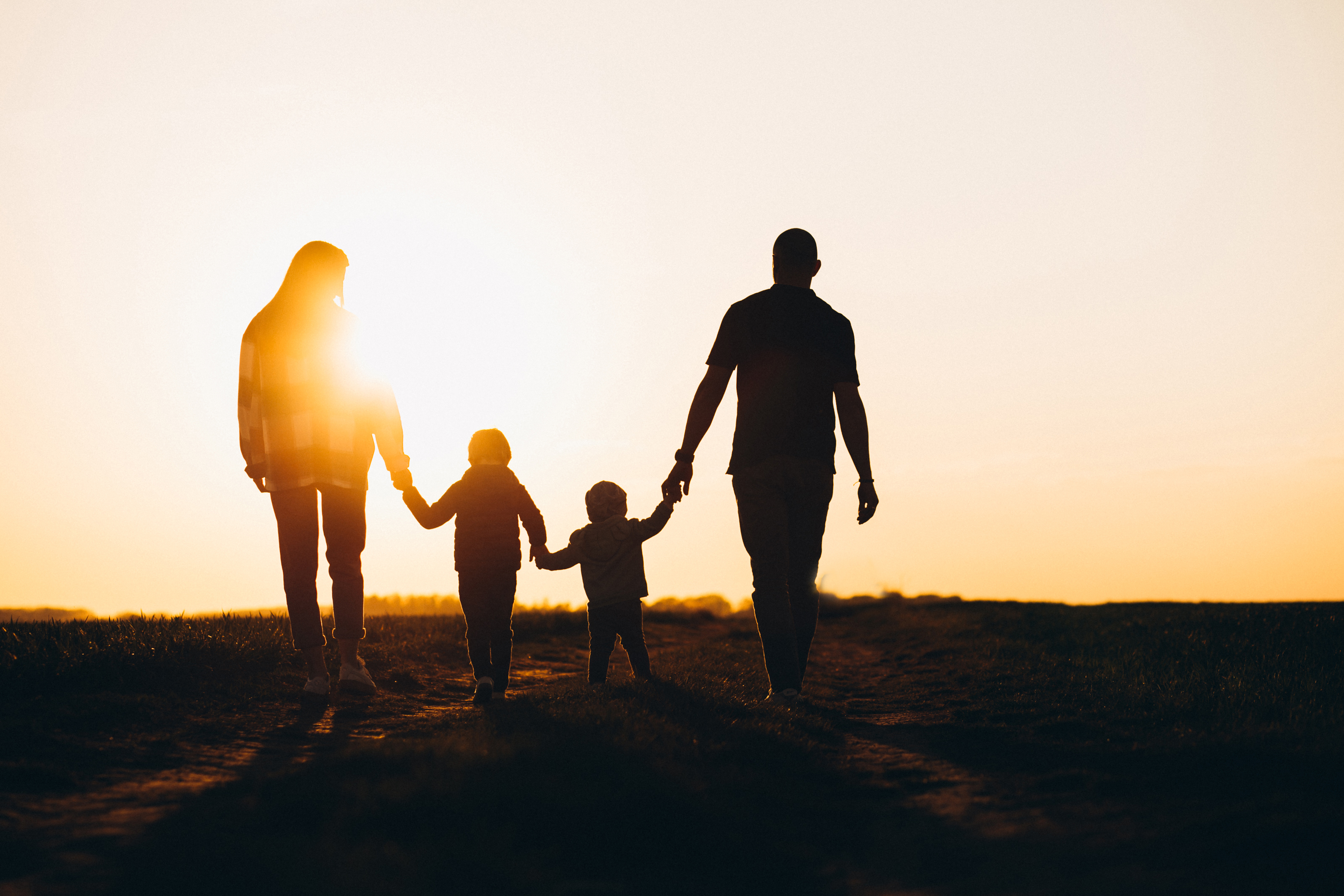 Família ao pôr do sol